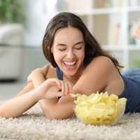 Kardiologinja opozarja: "Ta priljubljeni prigrizek je največji sovražnik za zdravje srca"