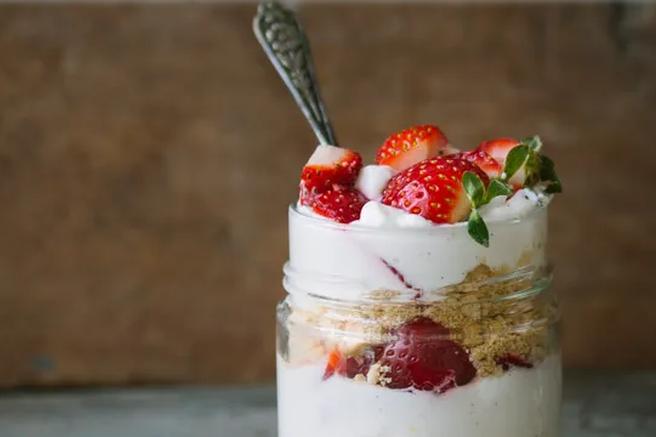 Očaral vas bo: Osvežujoč cheesecake v kozarcu (RECEPT)