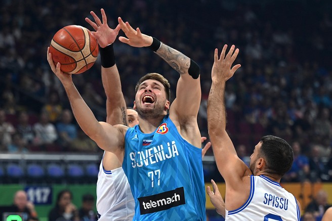 Oh, kako lepo! Superzvezdnik Luka Dončić je MVP pokal tekme podaril malemu Luki s Filipinov (Video)