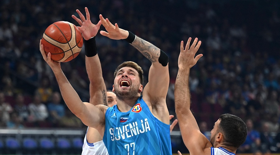 Oh, kako lepo! Superzvezdnik Luka Dončić je MVP pokal tekme podaril malemu Luki s Filipinov (Video) (foto: profimedia)