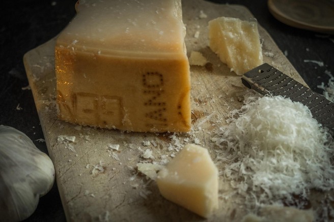 Nekateri šele zdaj spoznavajo resnico o parmezanu in njegovi izdelavi – in povsem zgroženi so!