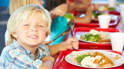 Otrok na dieti? Nikar! Prepovedi ne pomagajo!  Zmanjšajte obroke in ponudite bolj zdravo hrano (primeri)
