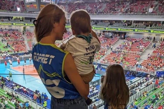 Mala Ema in Adam tudi na morju navijata za očka, a ga močno pogrešata. Pogovarjali smo se z ženo odbojkarja Gregorja Ropreta