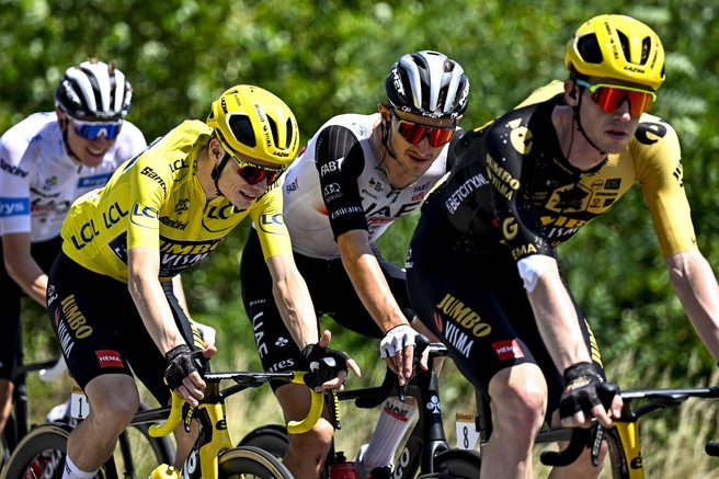 Primož Roglič in Jumbo Visma v šoku. Ekipni kolega po nesreči v smrtni nevarnosti, noseča žena brez poškodb.