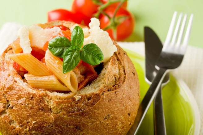 Kaj je slabše za zdravje in vitko linijo – testenine ali kruh?