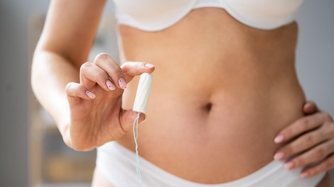 Te škodljive snovi so našli v izdelkih za menstruacijo! Znanstveniki opozarjajo, naj se jih izogibamo, saj ogrožajo zdravje žensk