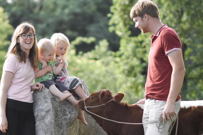 Navdihujoča zgodba: kako sta dve mestni srajci prihodnost našli na podeželski kmetiji