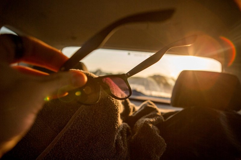 Voznikom tudi svetujemo, da iz vozil odstranijo predmete, kot so lak za lase in drugi aerosoli, sončna ali navadna sončna očala in kozmetična ogledala, saj lahko tudi ti predmeti predstavljajo nevarnost požara.