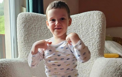 Triletni Leo zbolel za redko boleznijo, za katero ni zdravila: starša prosita za finančno pomoč
