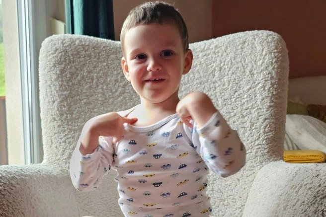 Triletni Leo zbolel za redko boleznijo, za katero ni zdravila: starša prosita za finančno pomoč