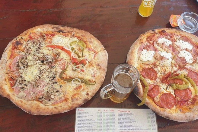 Britanec je navdušen nad tem, da je v hrvaškem mestu Oroslavje za pizzo, pivo in sladoled plačal 10,20 evrov.