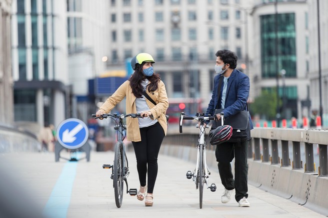 Preplah v evropski prestolnici: zaradi nalezljive bolezni je več sto ljudi v karanteni, nositi morajo maske