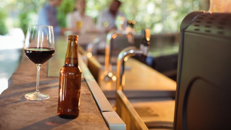 Strokovnjak odkril, kaj je bolj škodljivo za črevesje - pivo ali vino?