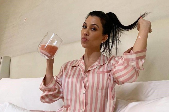 Ženska pije magnezij.