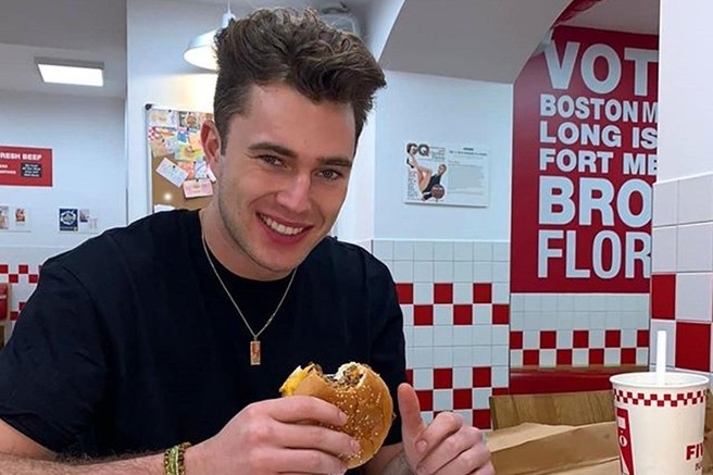 RAZISKAVA: slovenski študentje jedo enolično, kalorično hrano; tretjina vsak teden posega po hamburgerjih in pici