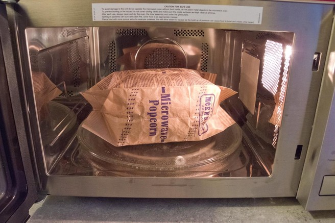Pogosto pripravljate pokovko v mikrovalovki? Poglejte, kaj se zgodi, če vrečko obrnete na napačno stran!