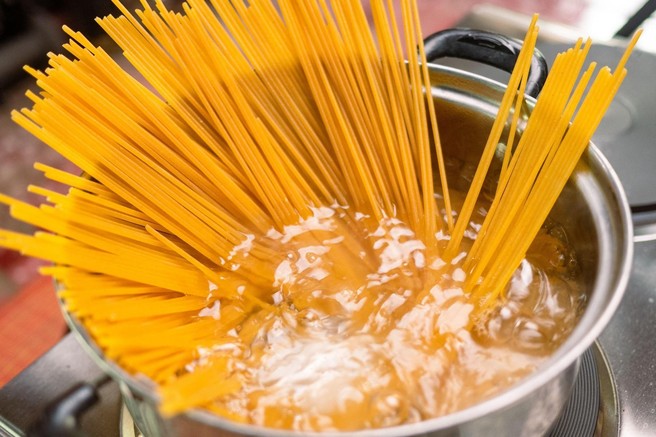 Testenine še vedno kuhate v vodi? Zakaj je to napaka