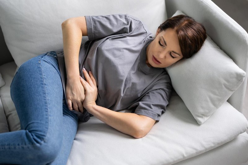 Med simptomi, ki se pojavijo ob želodčni razjedi je tudi bolečina v želodcu, ki se lahko pojavi takoj ali uro po obroku. (foto: Profimedia)