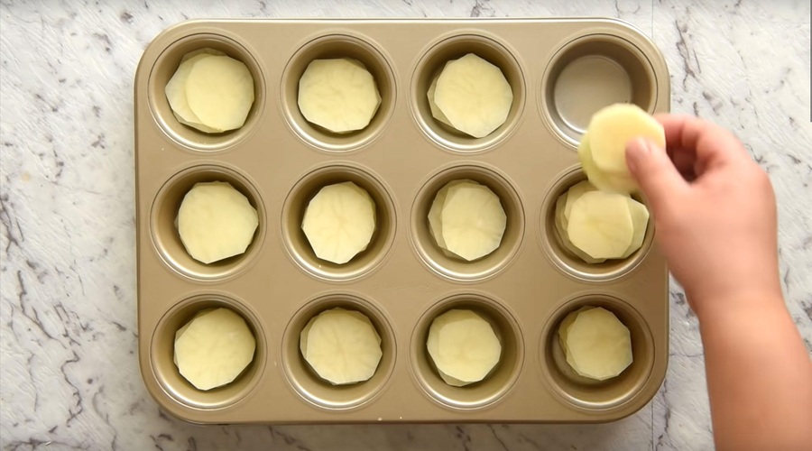 Krompir je na tanko narezala in z njim napolnila pekač za mafine … Rezultat je fantastičen! (VIDEO) (foto: Posnetek zaslona | RecipeTin Eats YouTube)