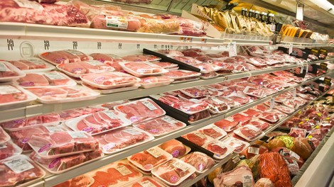 Opozorilo o odpoklicu živila: priljubljeno meso vsebuje nevarno bakterijo