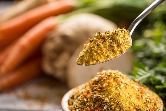 Prehranski strokovnjak razkril resnico, ki jo morate poznati o jušni kocki in vegeti