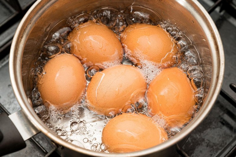 Zakaj jajc ne bi smeli nikoli kuhati hladnih (foto: Profimedia)