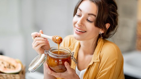 Ni uporaben le pri prehladu: Če si vsak dan pred spanjem privoščite žličko medu, si lahko obetate TEH koristi