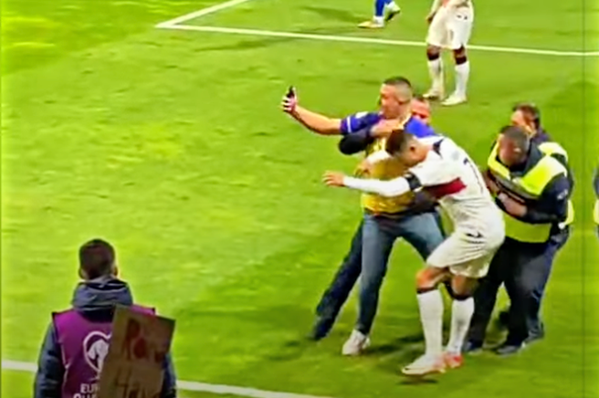 VIDEO: Navijač vdrl na igrišče in poškodoval Ronalda