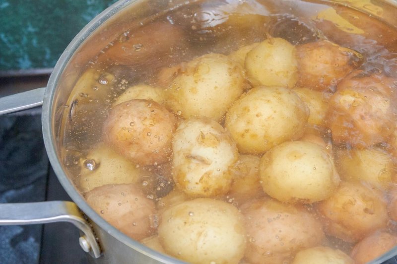 Nepričakovana sestavina, v kateri bi morali kuhati krompir (foto: Profimedia)