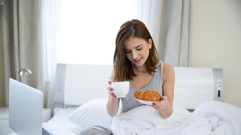 Ob kateri uri morate zajtrkovati, če želite shujšati? Strokovnjaki si odkrili točen čas in vse prednosti takega zajtrka