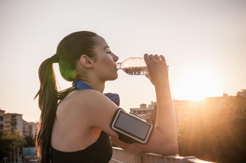 Koliko vode na dan bi morali popiti, če želite shujšati? (foto: Profimedia)