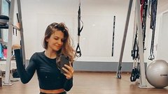Punca v fitnesu dela selfie v ogledalu.