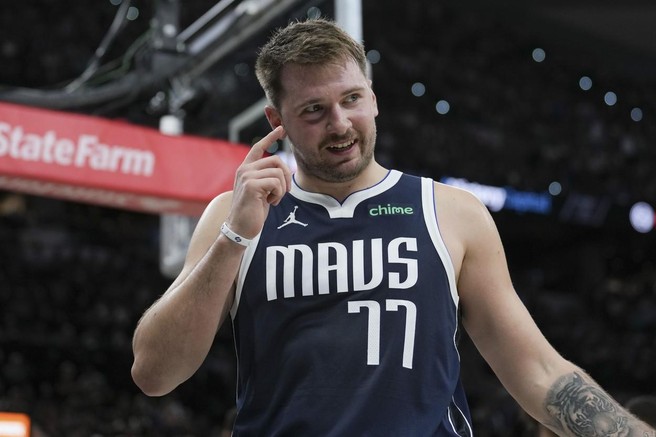 Luka Dončić se je na uvodni tekmi lige NBA zabaval, legenda pa mu je sporočila: "Fant, čaka te mesto v hiši slavnih!" (VIDEO)