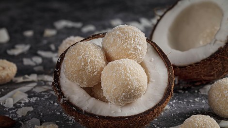 Sanje za ljubitelje kokosa: recept za "domači Raffaello", ki je pripravljen v 3 korakih