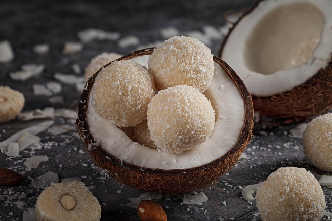 Sanje za ljubitelje kokosa: recept za "domači Raffaello", ki je pripravljen v 3 korakih