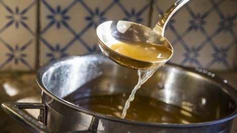 Skrivna sestavina, ki jo kuharski mojstri uporabljajo pri pripravi mesne juhe – tako okusne juhe še niste jedli!