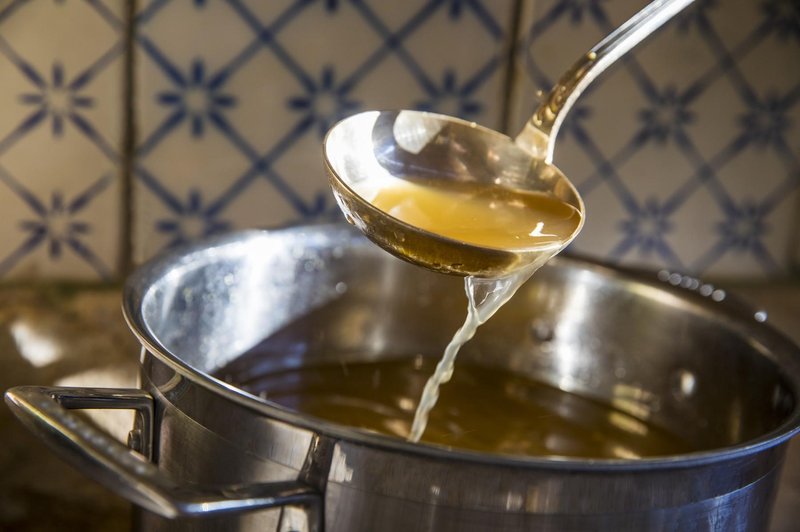 Ko boste naslednjič pripravljali mesno juho (ali enolončnico), poskusite dodati skrivno sestavino in preverite, ali opazite razliko v okusu. (foto: Profimedia)