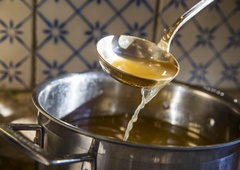 Vas lahko redno srkanje kostne juhe pomladi? In za koliko?