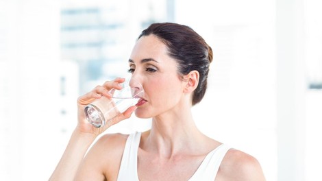 Koliko vode bi morali popiti na dan, da bi shujšali? Odgovor ni tako preprost in se skriva v teh dveh bistvenih dejavnikih