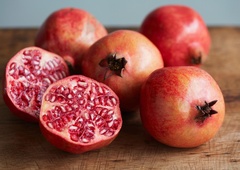 Granatno jabolko podpira zdravje srca in črevesja: 5 razlogov, da ga uživamo čim več