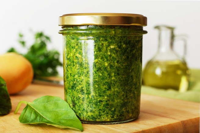 Namesto bazilike uporabite TO sestavino in pripravite noro dober pesto (in še cenejši!)