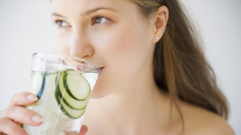 Vodo pijte na tak način in kilogrami se bodo topili: Strokovnjaki odkrili trik, ki si ga boste želeli preizkusiti (RECEPT)