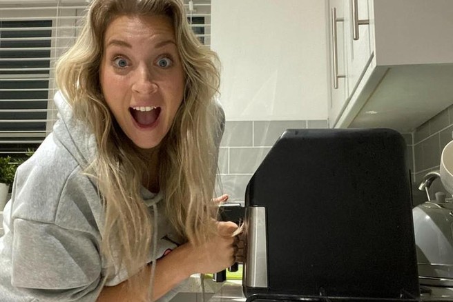 Chelsea Turnell , mama samohranilka, pripravlja obrok v cvrtniku na vroč zrak