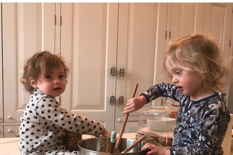 otroci kuhajo na tleh in mešajo s kuhalnico