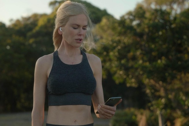 Nicole Kidman s telefonom v roki, prizor iz serije Nine Perfect Strangers