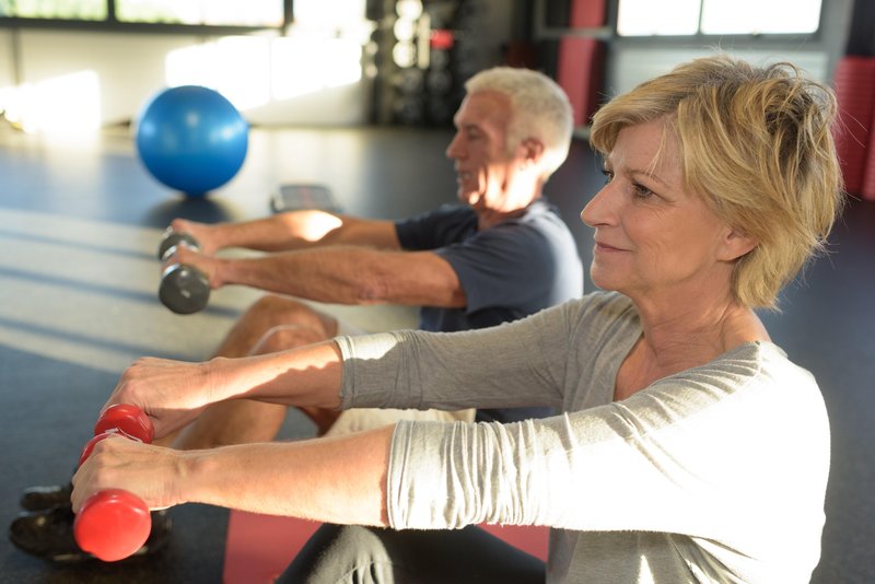 S starostjo se izgublja mišična masa in gostota kosti, kar lahko vodi do šibkosti mišic in večjega tveganja za zlome.
