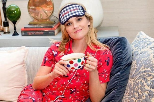 Reese Witherspoon pije kavo.