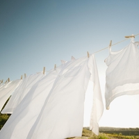 Pozabite na draga čistila in belila: ta preprost trik bo vaša oblačila spet naredil bleščeče bela