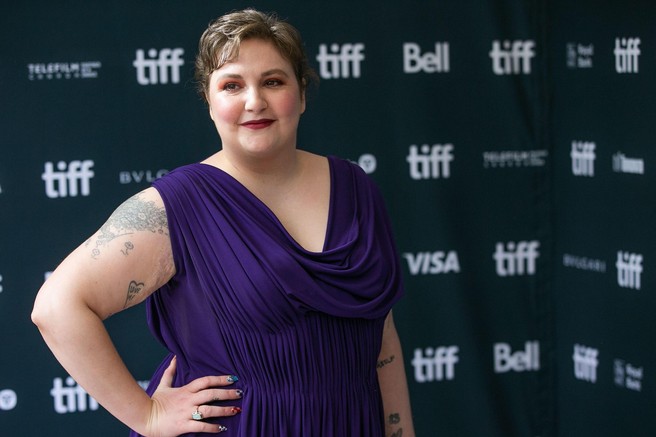 Lena Dunham v vijolični obleki