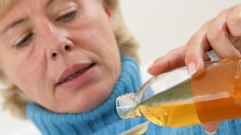Vneto grlo: Sirup, ki preverjeno pomaga ublažiti bolečine v grlu (RECEPT)
